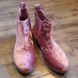 Toms crushed velvet ankle bootie Size 6